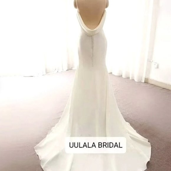 V Neck Mermaid Wedding Dress with Button back - Picture 10 of 16